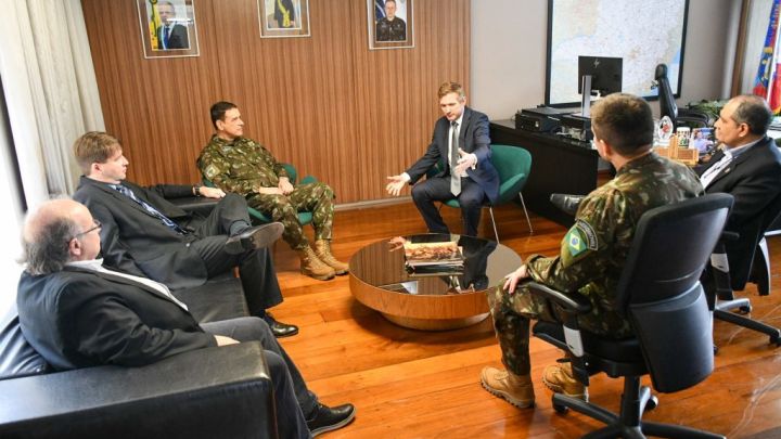 Membros do MPC-MG fazem visita institucional à 4ª Região Militar do Exército Brasileiro e são agraciados com medalha “Braço Forte – Mão Amiga”